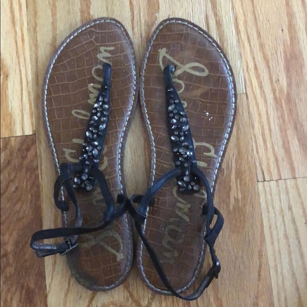 Flat sandals